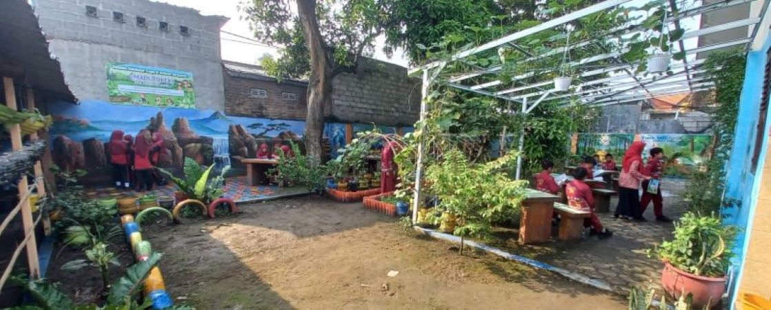 RINDANG DAN ASRI: Siswa SDN Sumbergirang 1 bermain sembari belajar di kawasan Madu Tokek, sebagai program inovasi sekolah yang disiapkan menuju green school.