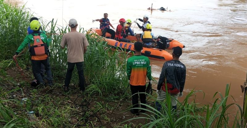 OPERASI PENYELAMATAN: Tim SAR gabungan mengevakuasi seorang relawan dan jenazah warga asal Kediri di Kali Porong, Desa Tanjangrono, Kecamatan Ngoro, pada Selasa (20/5).