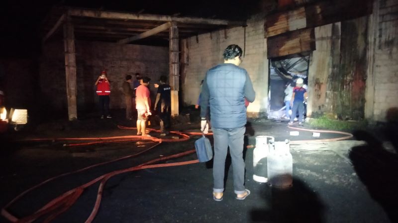 PEMADAMAN: Petugas damkar melakukan penanganan kebakaran di pabrik oli bekas, Desa Pagerluyung, Kecamatan Gedeg, Kamis (22/5) malam.