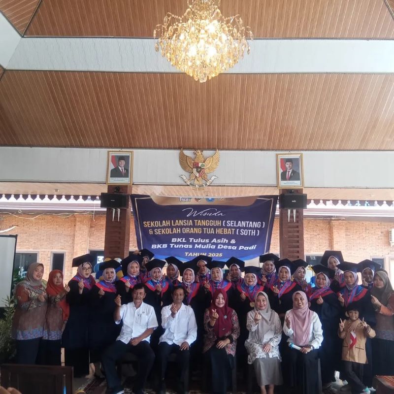 BERDAYA: Pemdes Padi, Kecamatan Gondang, menggelar wisuda SOTH dan Selantang di Balai Desa Padi, Rabu (14/5).&nbsp;