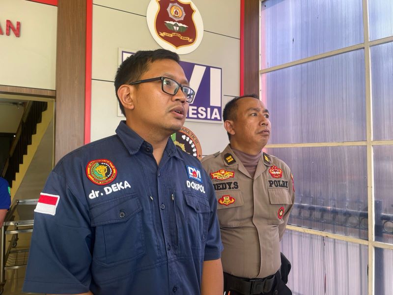 TAK TERBUKTI: Dokter spesialis forensik RS Bhayangkara Pusdik Porong, dr Deka Bagus Binarsa, saat menerangkan hasil otopsi jenazah MA, Kamis (22/5).