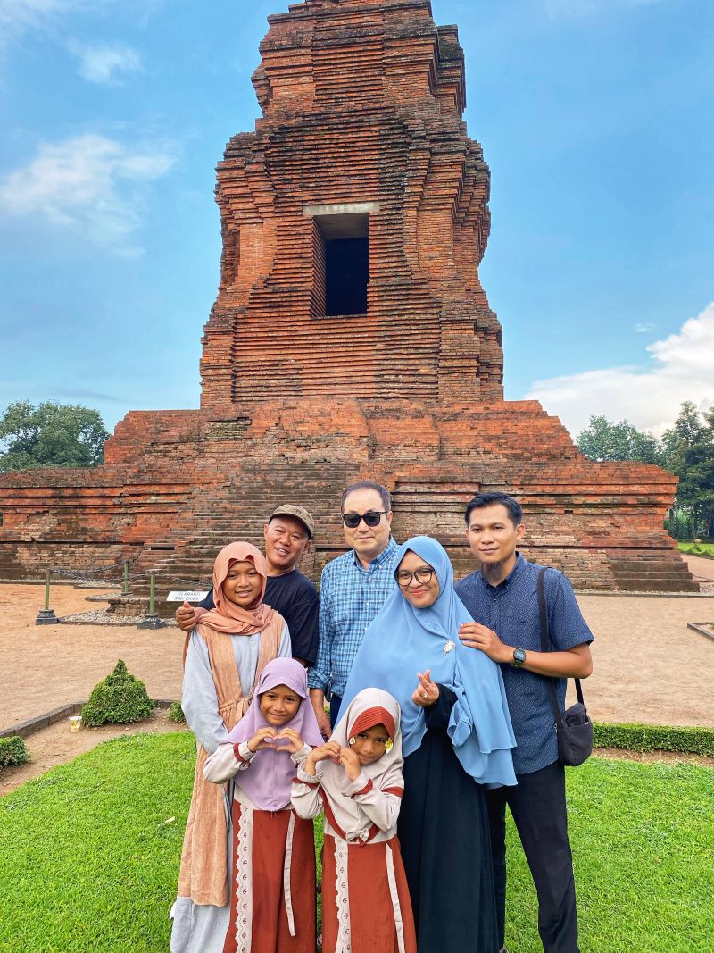 KAYA SEJARAH: Risa (dua dari kanan) dan keluarga foto bersama Rektor Universitas Siber Asia Prof Jang Youn Cho (tengah) usai kunjungan bersejarah di kawasan Candi Brahu, Desa Bejijong,Trowulan.