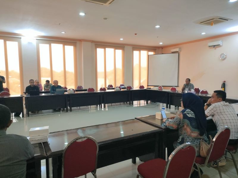 KOMITMEN: Komisi III DPRD Kabupaten Mojokerto menggelar RDP bersama PT EAN, DLH, Dinas PUPR, Camat Gedeg, Kades Gembongan, dan Kades Gempolkerep, yang terdampak akibat beroperasinya perusahaan di Desa