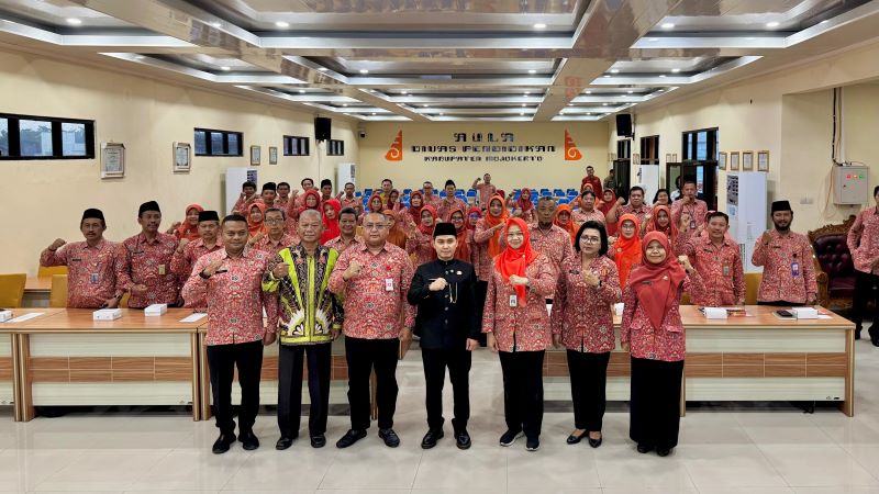 HARAPAN BARU: Bupati Mojokerto Muhammad Albarraa mengulirkan mutasi dan perpanjangan tugas kepala puluhan kepala sekolah jenjang SD negeri dan SMP negeri di lingkungan Dinas Pendidikan Kabupaten.