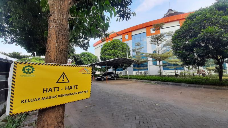 ABAIKAN KESELAMATAN: Sejumlah pekerja proyek di RSUD dr Wahidin Sudiro Husodo, Kota Mojokerto, mengenakan peralatan keamanan dan keselamatan kerja.