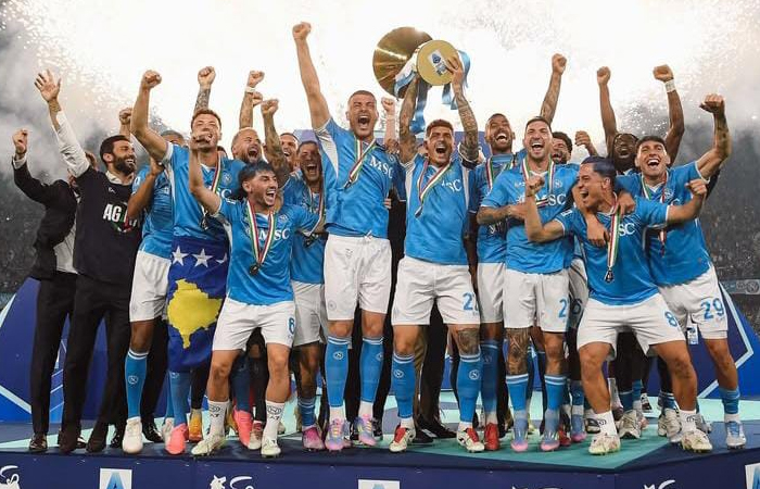 Menang dari Cagliari, Napoli secara resmi membawa pulang Trofi kejuaran Serie A musim 2024/2025