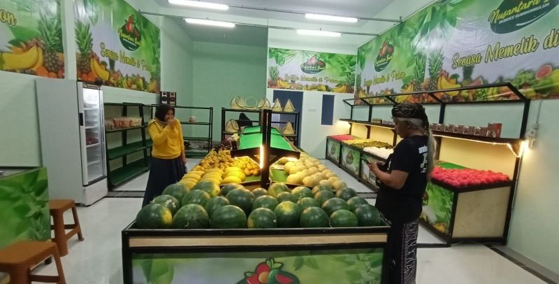 BERKEMBANG: Pengunjung memilih buah segar di swalayan buah yang dikelola BUMDes Sumberwuluh.