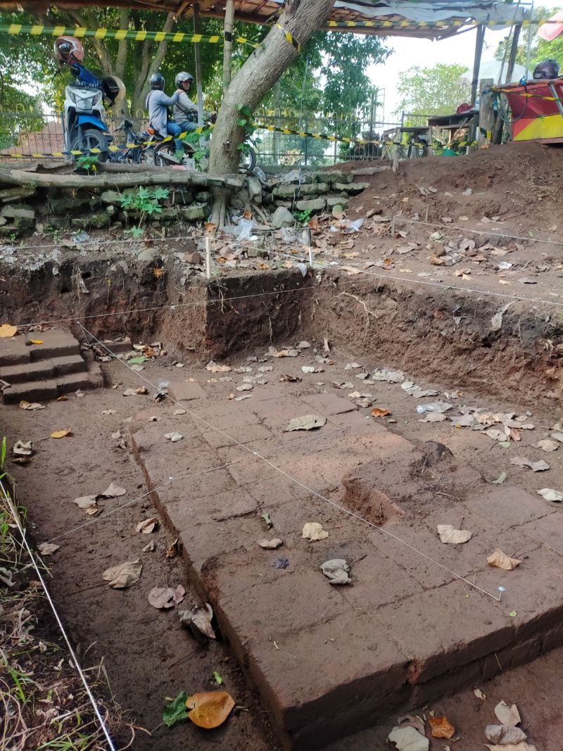 DEKAT JALAN: Struktur bata kuno ditemukan sekitar satu meter dari bawah jalan desa selatan Situs Candi Brahu, Desa Bejijong, Kecamatan Trowulan.
