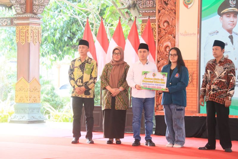 DUKUNGAN NYATA: Bupati Muhammad Albarraa menyalurkan Beasiswa Berprestasi secara simbolis kepada belasan mahasiswa Ubaya di Pendapa Graha Majatama, Pemkab Mojokerto, Jumat (23/5).