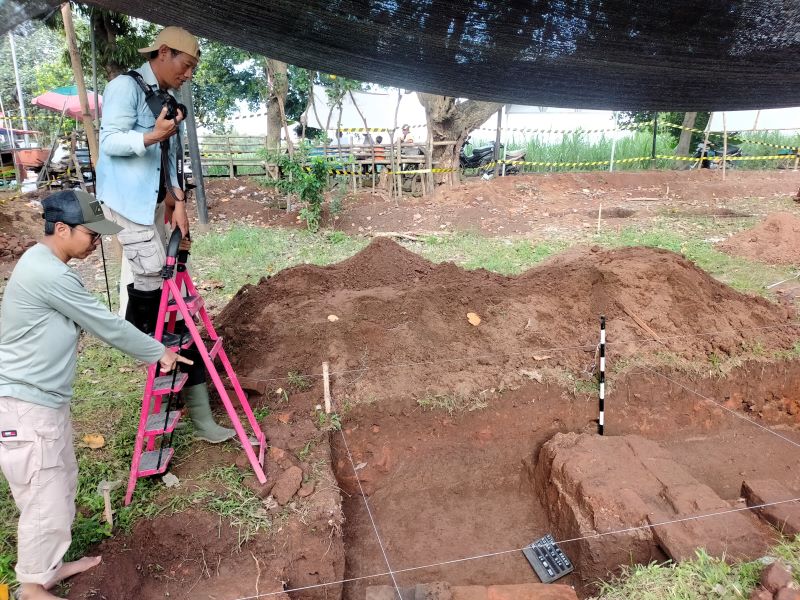 DIDATA: Tim ekskavasi mendata susunan bata kuno yang ditemukan di selatan kawasan Situs Candi Brahu, Desa Bejijong, Kecamatan Trowulan.
