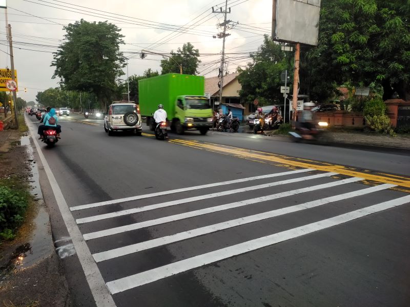 KURANGI KECEPATAN: Jalan Raya Desa Puloniti, Kecamatan Bangsal, depan SPN Polda Jatim kini dipasangi pita penggaduh setelah median jalan dibongkar.