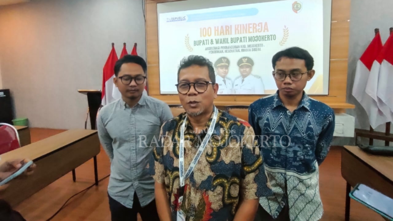 KINERJA 100 HARI: Peneliti Utama The Republic Institute Sufyanto memaparkan kepuasan masyarakat Kabupaten Mojokerto atas kinerja 100 hari Bupati Gus Barra dan Wabup Mas Rizal di ruang Rapat Bappeda Pe