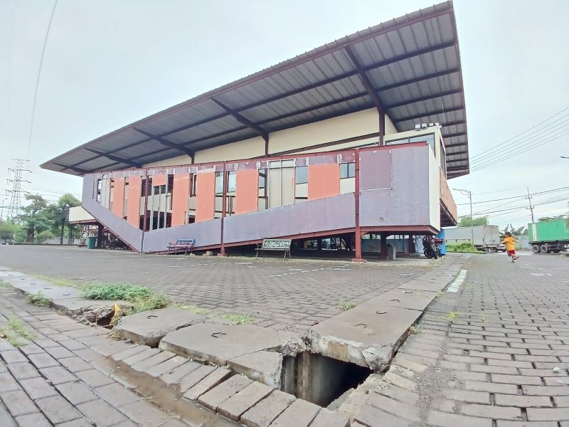BAHAYAKAN PENGUNJUNG: Lubang saluran air menganga di Rest Area Gunung Gedangan, Kecamatan Magersari, Kota Mojokerto, kemarin (26/5).