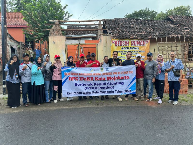 BAKTI SOSIAL: Lurah Wates Eka Ardiansyah bersama sejumlah unsur masyarakat membantu memperbaiki rumah warga yang tidak layak huni melalui program Gerbang Wali.