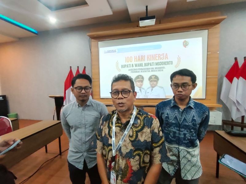 CAPAIAN KINERJA: Peneliti Utama The Republic Institute Sufyanto memaparkan kepuasan masyarakat Kabupaten Mojokerto atas kinerja 100 hari kepemimpinan Bupati Mojokerto Muhammad Albarraa dan Wabup.