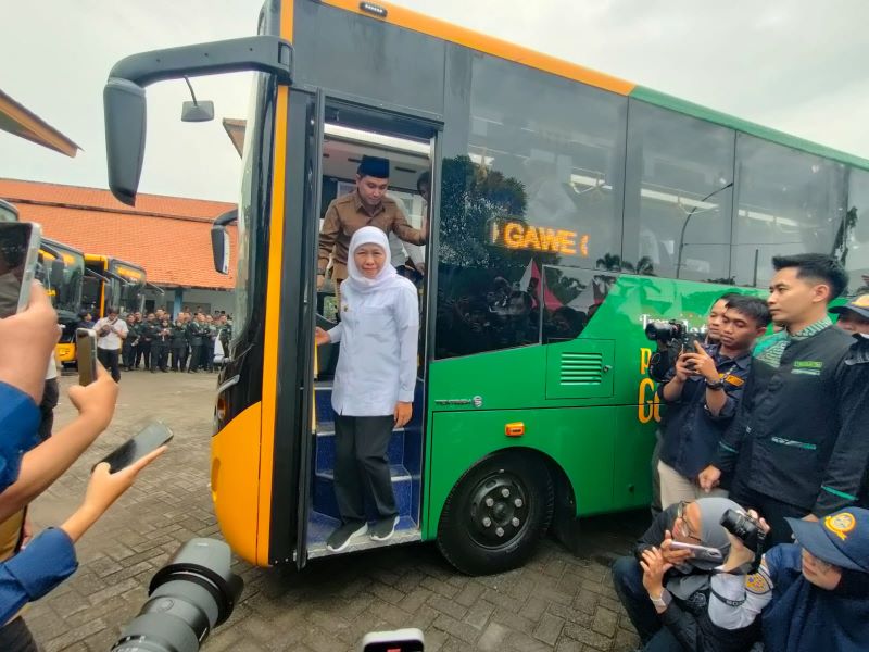 LAYANAN PRIMA: Gubernur Jatim Khofifah Indar Parawansa didampingi Bupati Mojokerto Muhammad Albarraa meresmikan Bus Trans Jatim Koridor VI rute Mojokerto-Sidoarjo, di Terminal Mojosari, Senin (26/5).&nbsp;