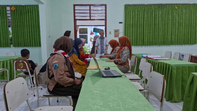 ANTUSIASME: Calon siswa di SMPN 1 Mojosari melakukan daftar ulang melalui jalur prestasi dengan didampingi orang tua pekan lalu. Saat ini, SPMB jalur domisili tengah berlangsung.