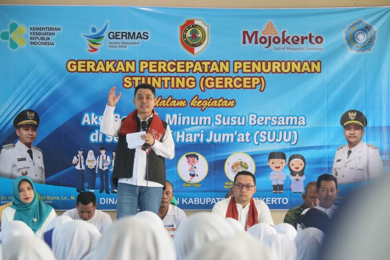 PEMERATAAN PEMBANGUNAN: Bupati Mojokerto Muhammad Albarraa memberikan arahan dan menyalurkan BK desa bersifat khusus kepada puluhan desa di Pendapa Graha Majatama, Pemkab Mojokerto, Senin (26/5).&nbsp;