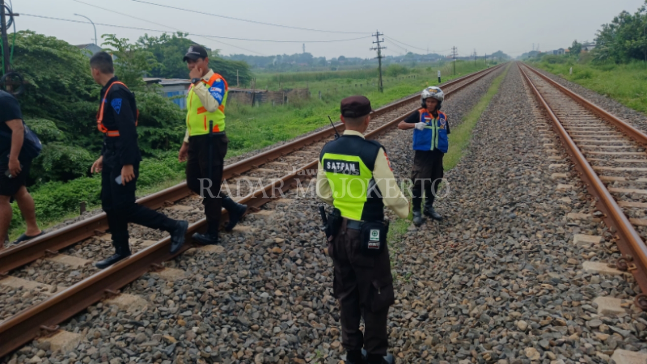 SELIDIKI: Petugas kepolisian menyelidiki tempat kejadian perkara kecelakaan yang menewaskan siswa SDN Balongsari 3, Selasa (27/5).