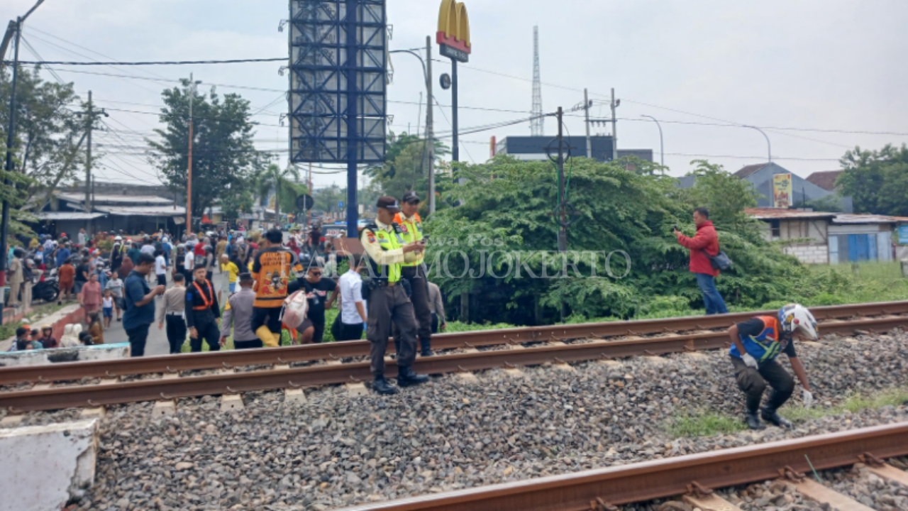SELIDIKI: Petugas kepolisian menyelidiki tempat kejadian perkara kecelakaan yang menewaskan siswa SDN Balongsari 3, Selasa (27/5).