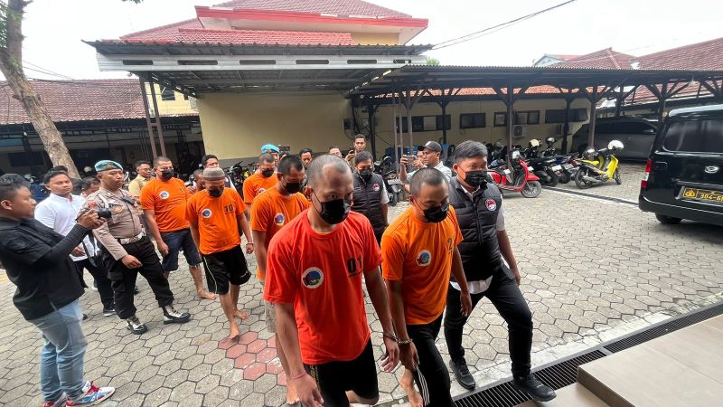 DIGIRING: Delapan tersangka perkara narkoba dibawa ke rutan Mapolres Mojokerto Kota, kemarin (28/5).