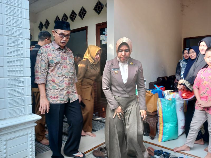 BERDUKA: Wali Kota Mojokerto Ika Puspitasari bersama ibu korban yang menangis sepulang dari pemakaman anaknya, kemarin (27/5).