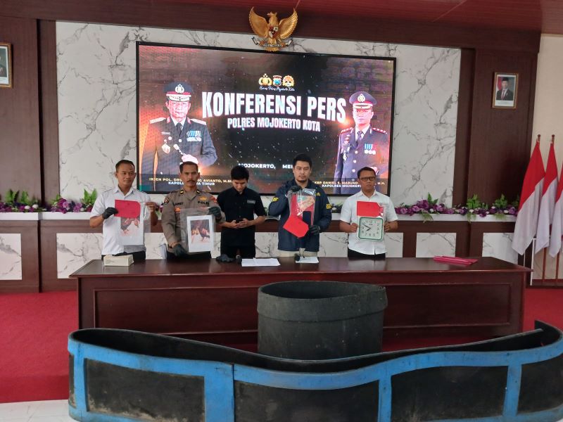 DIBONGKAR: Polisi menunjukkan barang bukti perkara judi sabung ayam di Mapolres Mojokerto Kota, kemarin (27/5).
