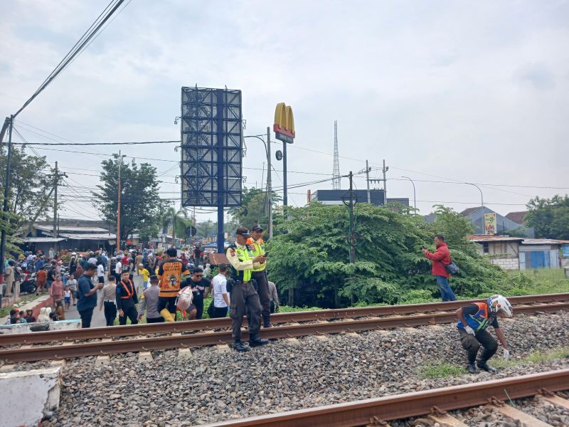 KEMBALI MAKAN KORBAN: Petugas Stasiun Mojokerto dan kepolisian memeriksa tempat kejadian perkara siswa korban tertabrak kereta di atas underpass Jalan Benpas, Kota Mojokerto, kemarin (27/5).