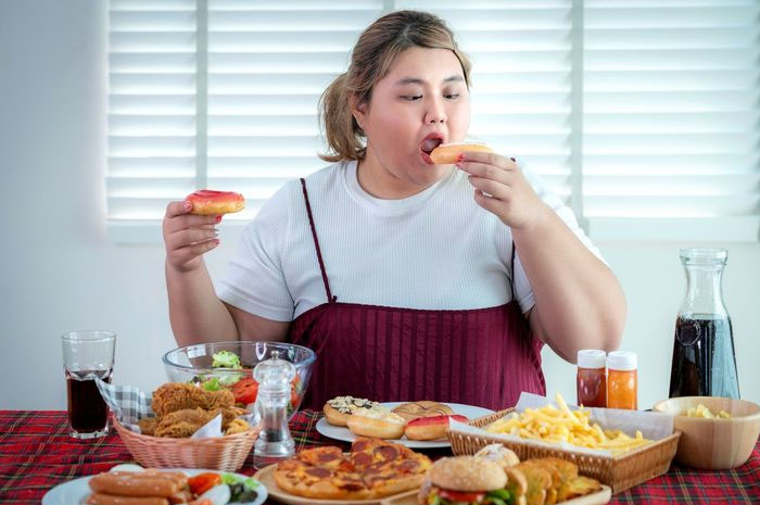 Makan Malam Dapat Memicu Berat Badan Naik? Ketahui Pemicu dan Cara Mengatasinya