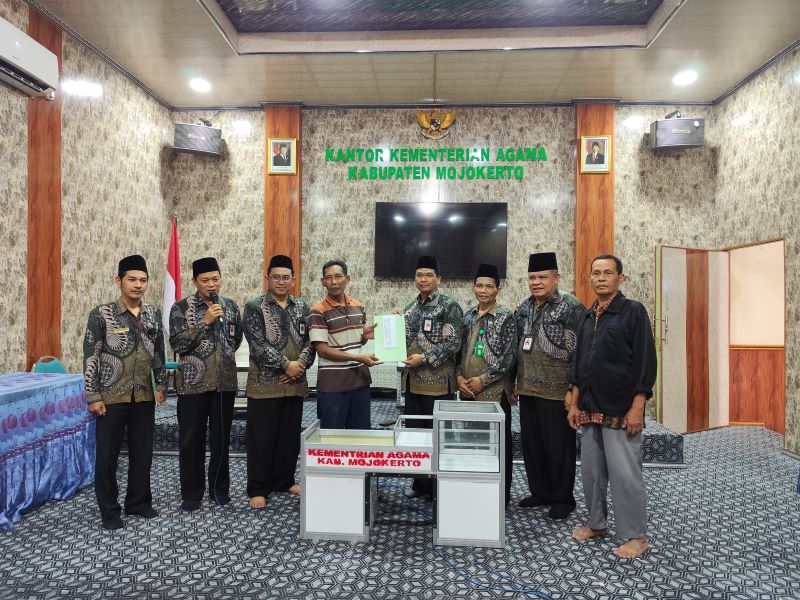 DITASYARUFKAN: UPZ Baznas Kemenag Kabupaten Mojokerto menyerahkan bantuan gerobak, peralatan masak, serta modal usaha bagi pedagang pentol, kemarin (28/5).