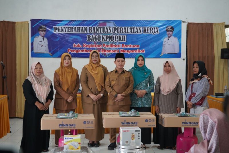 DUKUNGAN NYATA: Bupati Muhammad Albarraa didampingi Ketua TP-PKK Kabupaten Mojokerto Shofiya Hanak Albarraa dan Plh Kadinsos Nurul Istiqomah menyerahkan bantuan peralatan untuk berwirausaha.