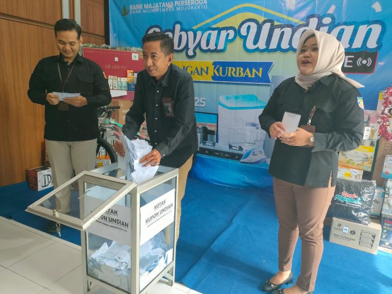 APRESIASI: PT BPR Majatama Perseroda menggelar Gebyar Undian sebagai apresiasi kepada para nasabah Tabungan Kurban, di kantornya, Jalan Raden Wijaya, Nomor 19, Kota Mojokerto, kemarin (27/5).&nbsp;