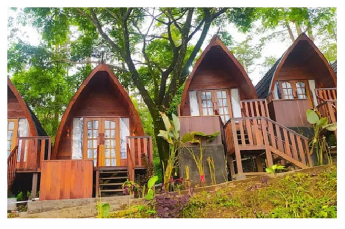 Penginapan jenis omah kayu di Wellirang Forest Resort ada jacuzzi privat