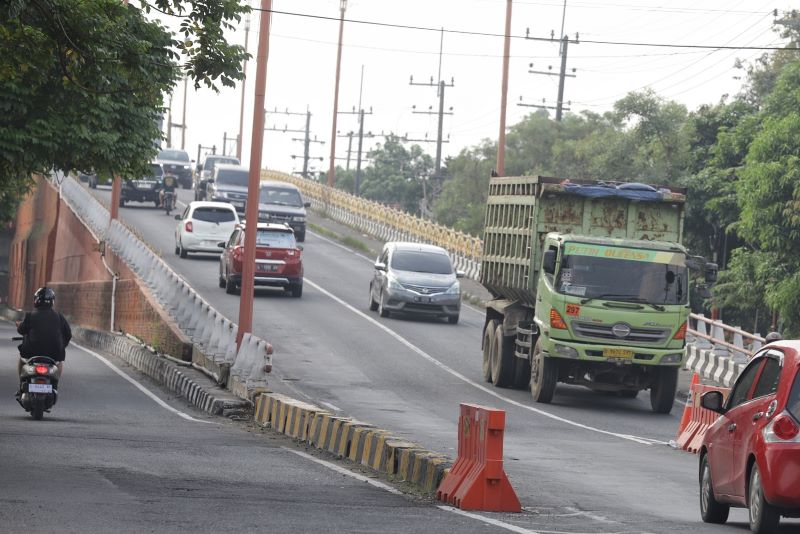 DIALIHKAN: Rambu larangan melintas bagi kendaraan roda enam ke atas di Jembatan Gajah Mada, Kota Mojokerto, kemarin (29/5).