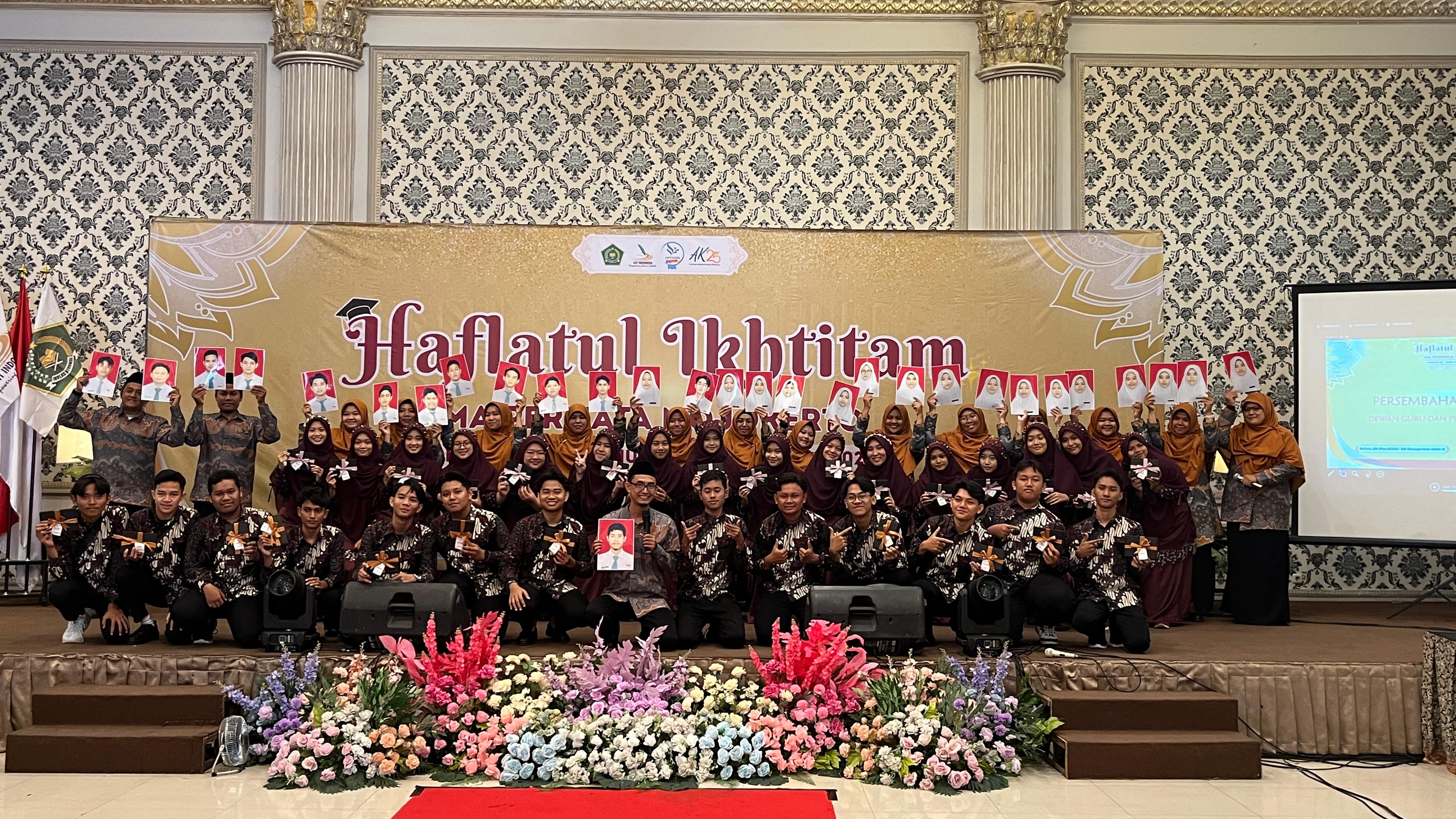 BERHASIL: Alumni angkatan ketiga MA Permata saat melaksanakan Haflatul Ikhtitam, Sabtu (24/5) lalu di Aula Raden Wijaya Hotel and Convention.