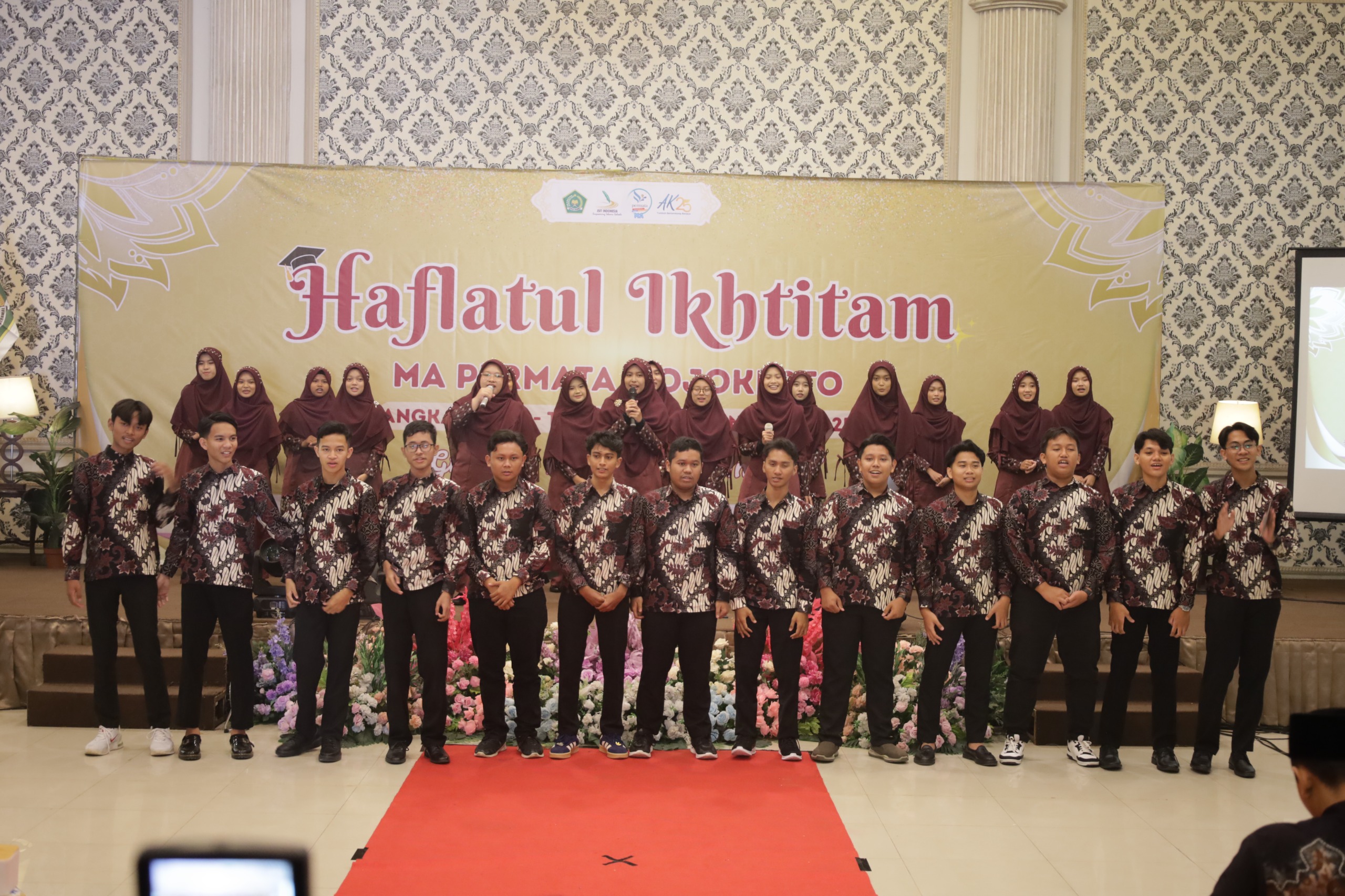 BERHASIL: Alumni angkatan ketiga MA Permata saat melaksanakan Haflatul Ikhtitam, Sabtu (24/5) lalu di Aula Raden Wijaya Hotel and Convention.