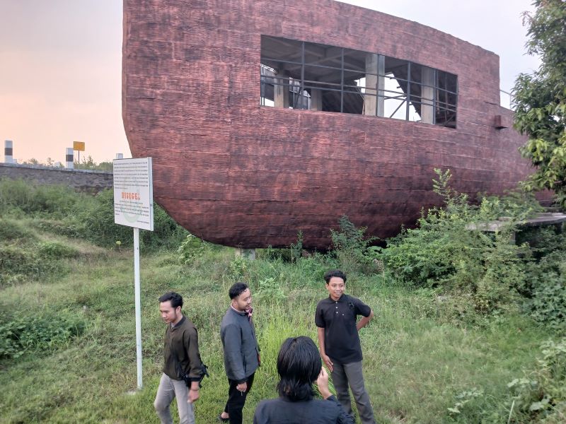 PRIHATIN: Mahasiswa meninjau bangunan kapal pujasera berkonsep kapal Majapahit di kawasan TBM, Kecamatan Prajurit Kulon, kemarin (29/5).