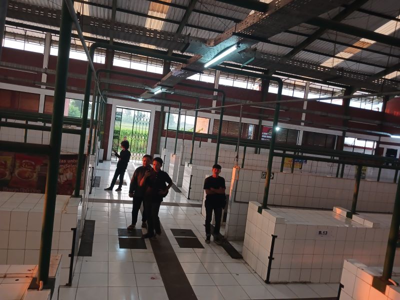 LOWONG: Sejumlah mahasiswa melihat area los Pasar Rakyat Ketidur di Kelurahan Surodinawan, Kecamatan Prajurit Kulon, yang tak berpenghuni, kemarin (29/5).