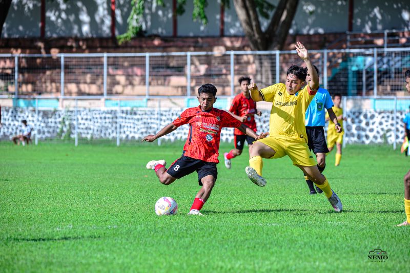 BERBENAH: Tim Kabupaten Mojokerto (merah hitam) saat menghadapi tim Kabupaten Probolinggo (kuning) di pra porprov di Stadion Pogar Bangil, Pasuruan, pada Sabtu (24/5) lalu.