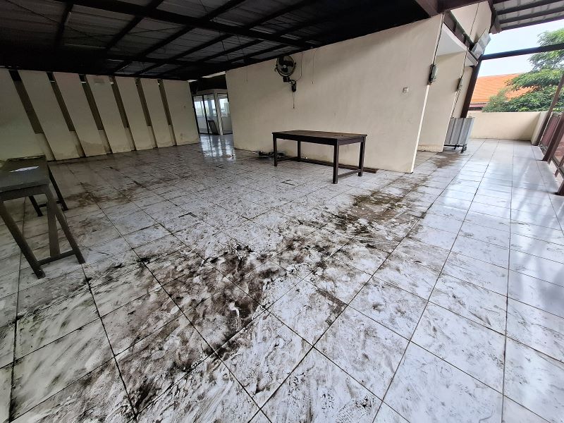 MELOMPONG: Kondisi kios di Rest Area Gunung Gedangan tampak melompong tak ada aktivitas sama sekali, kemarin (28/5).