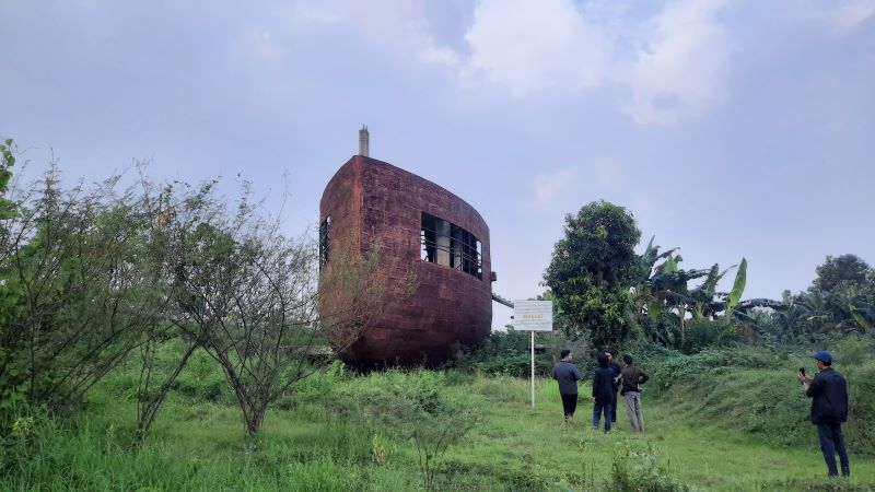 TERSEGEL: Aktivis HMI Cabang Mojokerto memantau hasil proyek pujasera berkonsep kapal Majapahit di area TBM yang tengah diusut Kejari Kota Mojokerto terkait dugaan tindak rasuah, kemarin (29/5).