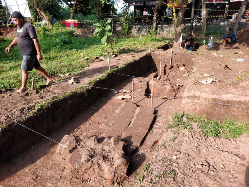 PAGAR KUNO: Tim arkeolog menemukan struktur pagar kuno di sisi selatan Situs Candi Brahu, Desa Bejijong, Kecamatan Trowulan.