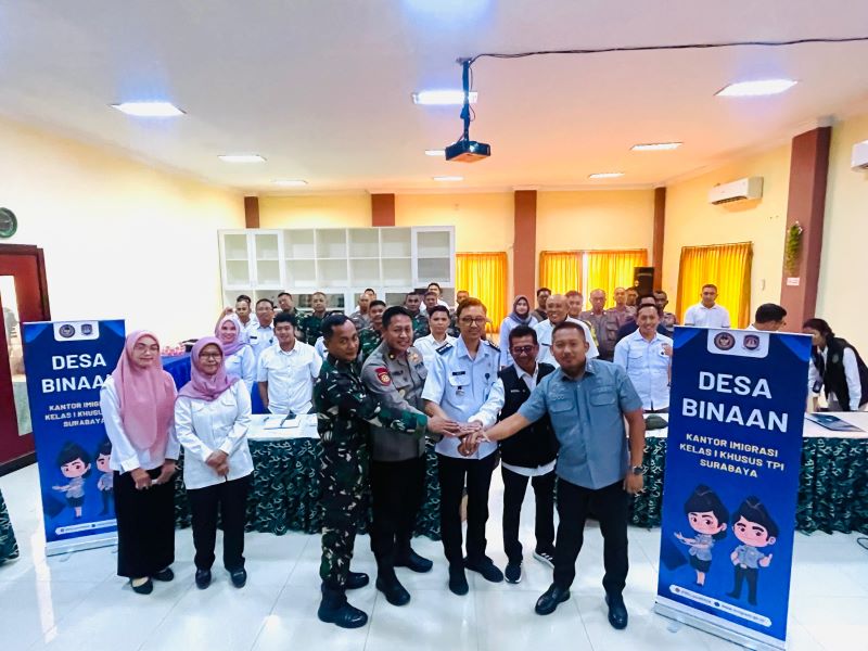 LINTAS SEKTOR: Kabid Inteldakim Kantor Imigrasi Kelas 1 Khusus TPI Surabaya Dodi Gunawan Ciptadi (kanan) berfoto bersama dalam Rapat Koordinasi dan Penguatan Timpora, kemarin.