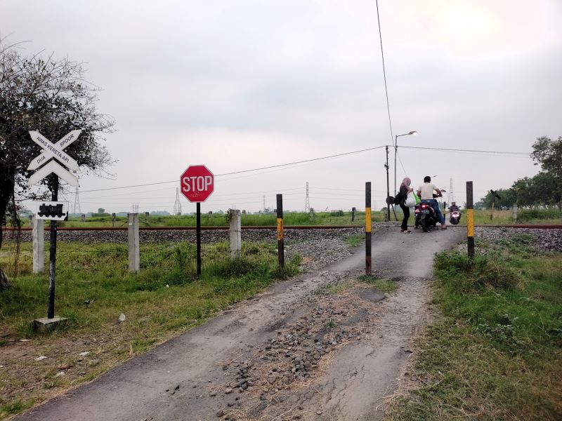 RAWAN LAKA: Perlintasan di Dusun Wonoayu, Desa Kepuhanyar, Kecamatan Mojoanyar, kerap dilewati warga meski telah ditutup Pemkab Mojokerto.