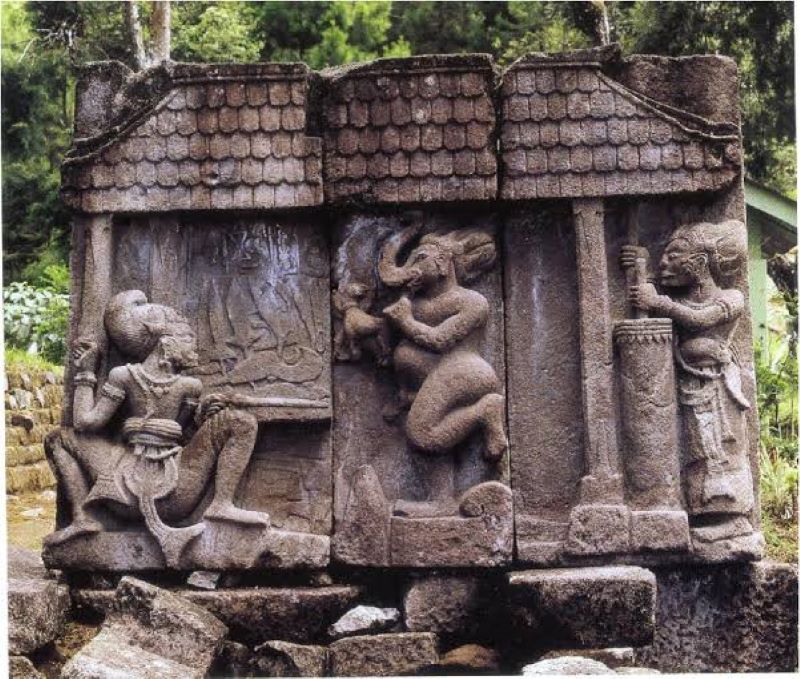 BUKTI SEJARAH: Relief aktivitas pandai besi tradisional di Candi Sukuh, Karanganyar, Jawa Tengah.