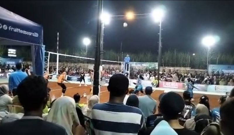 MERIAH: Suasana lapangan voli di Desa Blimbingsari, Kecamatan Sooko, yang baru dibangun tahun lalu dipenuhi masyarakat saat turnamen voli, Kamis (29/5).