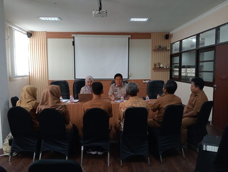 DIKLARIFIKASI: Petugas Bapenda Kabupaten Mojokerto melakukan klarifikasi kepada sejumlah kepala dusun atas tunggakan PBB P2 di Desa Lakardowo, Kecamatan Jetis.