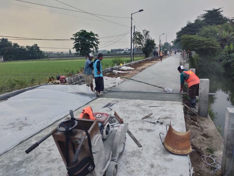 MELEBIHI TARGET: Pekerja melakukan pengerjaan pelebaran jalan menuju standar ruas Banjaragung-Balongmojo Rp 2,6 miliar, kemarin (30/5). Progres pengerjaannya pun melebihi target.