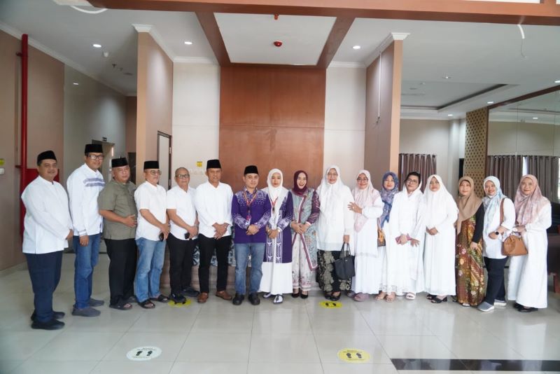 SEMOGA MABRUR: Bupati Muhammad Albarraa bersama sang istri, Shofiya Hanak Albarraa, berangkat menunaikan ibadah haji tahun 2025, kemarin (30/5).
