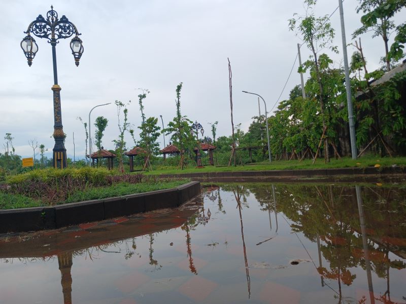 DISOAL: Kondisi area taman terbuka di kompleks TBM sebelah timur yang tergenang usai hujan deras, Senin (26/5).
